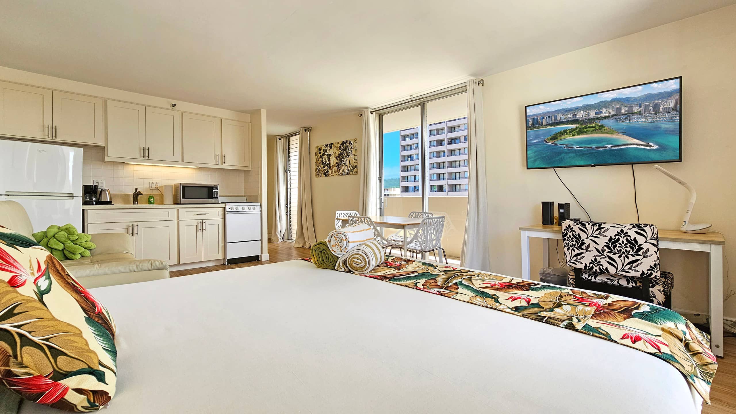Condo in Honolulu · ★4.76 · Studio · 2 beds · 1 bath - Image 30
