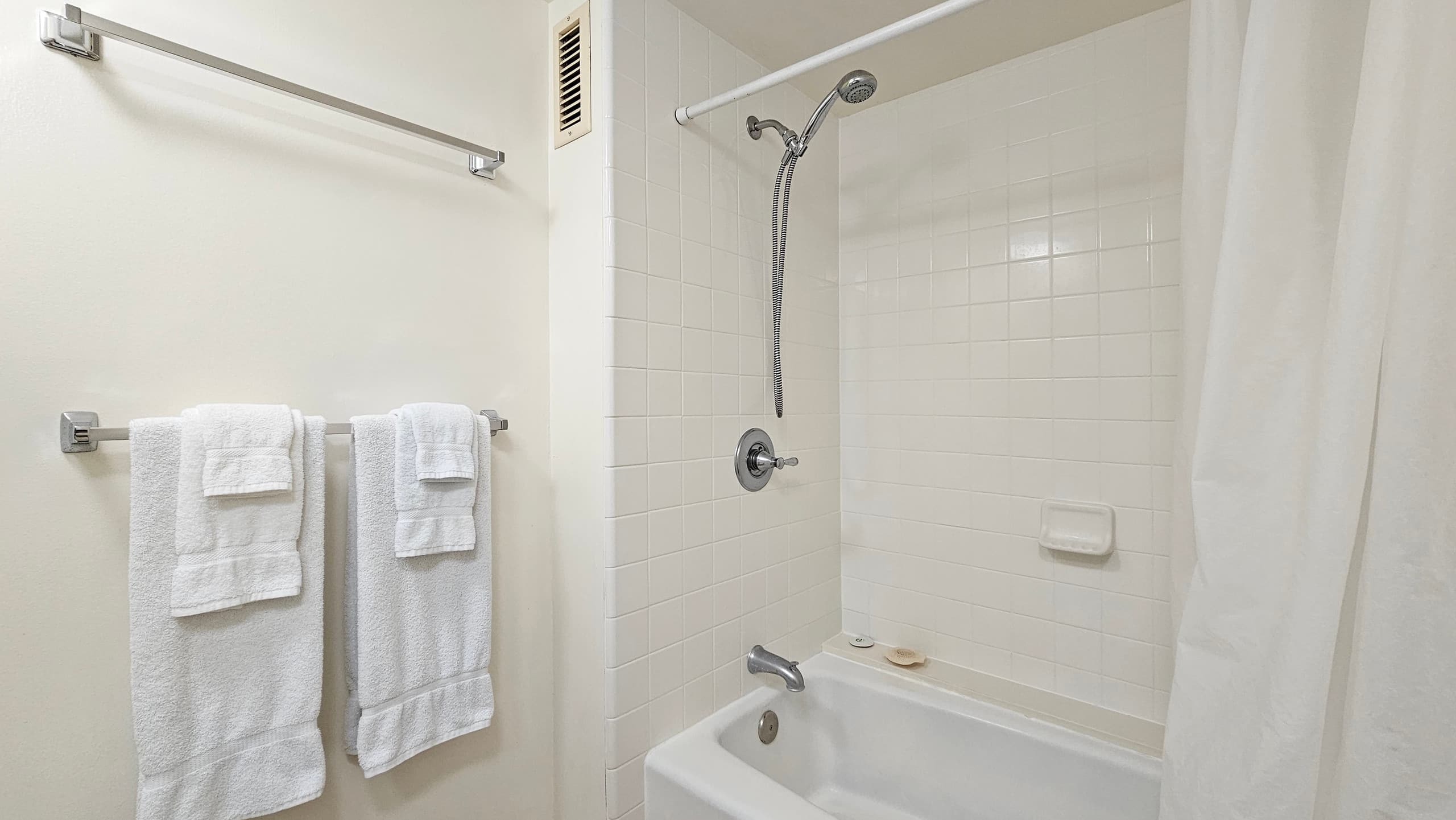 Condo in Honolulu · ★4.76 · Studio · 2 beds · 1 bath - Image 12