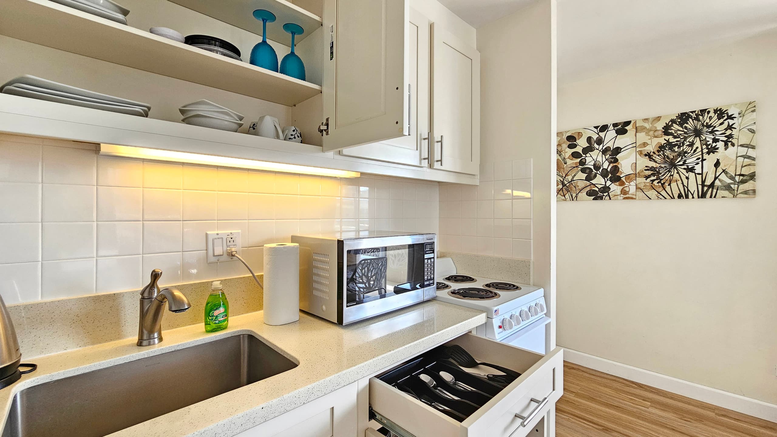 Condo in Honolulu · ★4.76 · Studio · 2 beds · 1 bath - Image 7