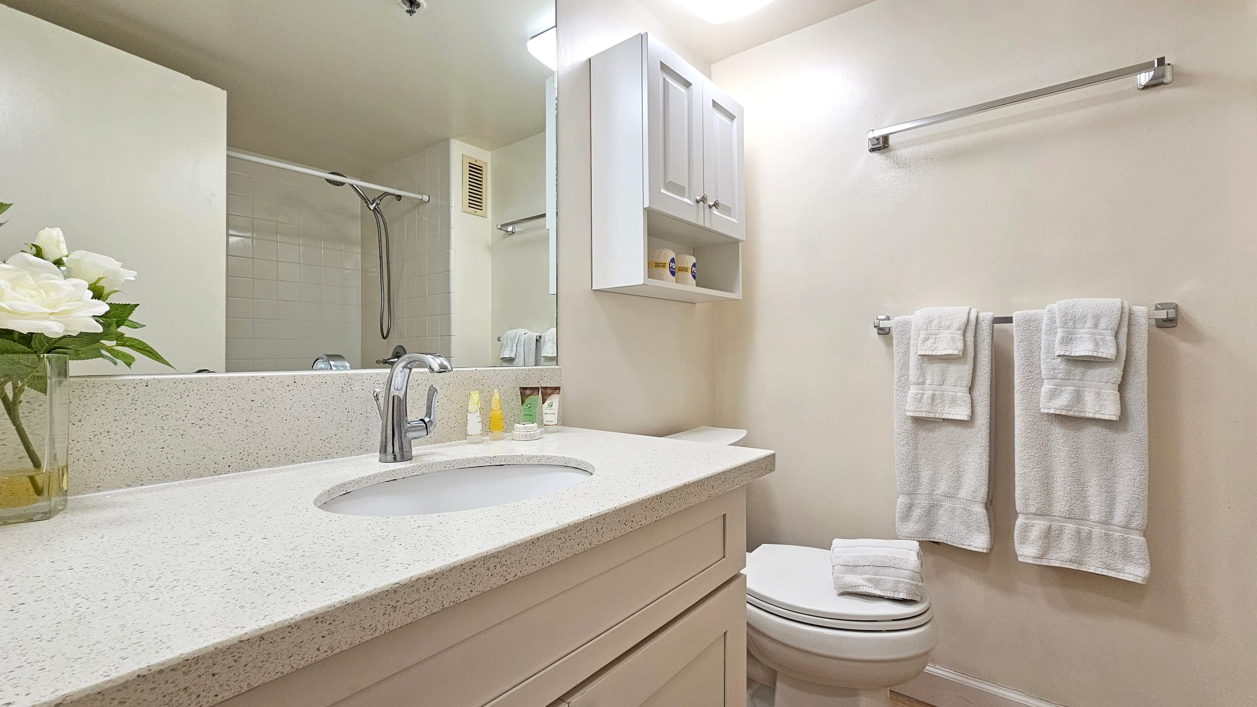Condo in Honolulu · ★4.76 · Studio · 2 beds · 1 bath - Image 11