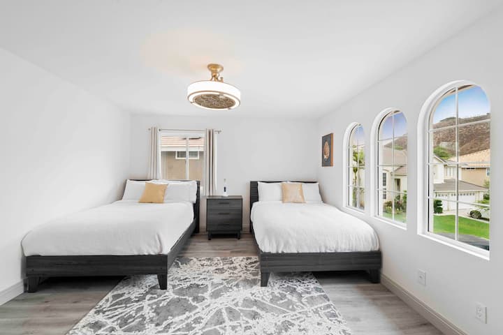 Спална соба бр. 4 со дополнителни прозорци и поглед кон прекрасното соседство. 