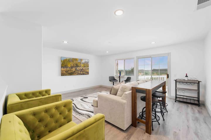 Поткровје / бар : кауч на спуштање, количка за коктели, мини фрижидер, барски столови со поглед кон базенот, брачен кревет (широк 150-179 см) и паметен телевизор QLED Samsung од 82 инчи. 