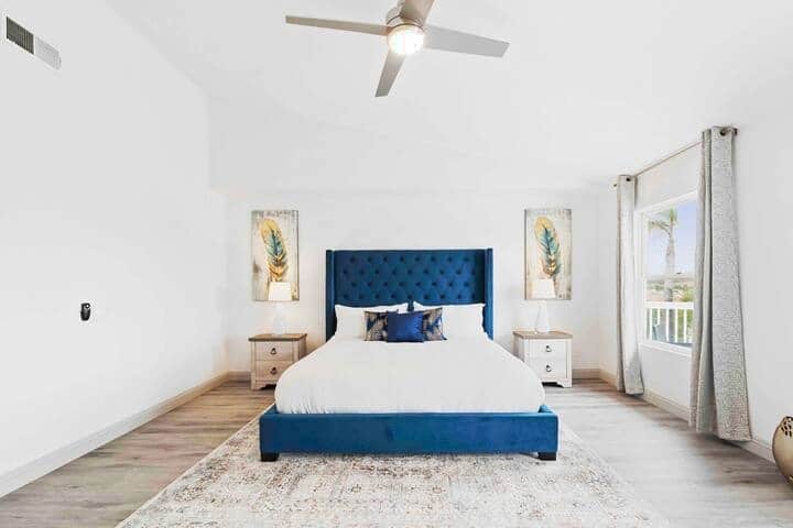 Главен апартман бр. 2 на горниот кат со источен брачен кревет (широк 150-179 см) и паметен телевизор Samsung од 55 инчи. 