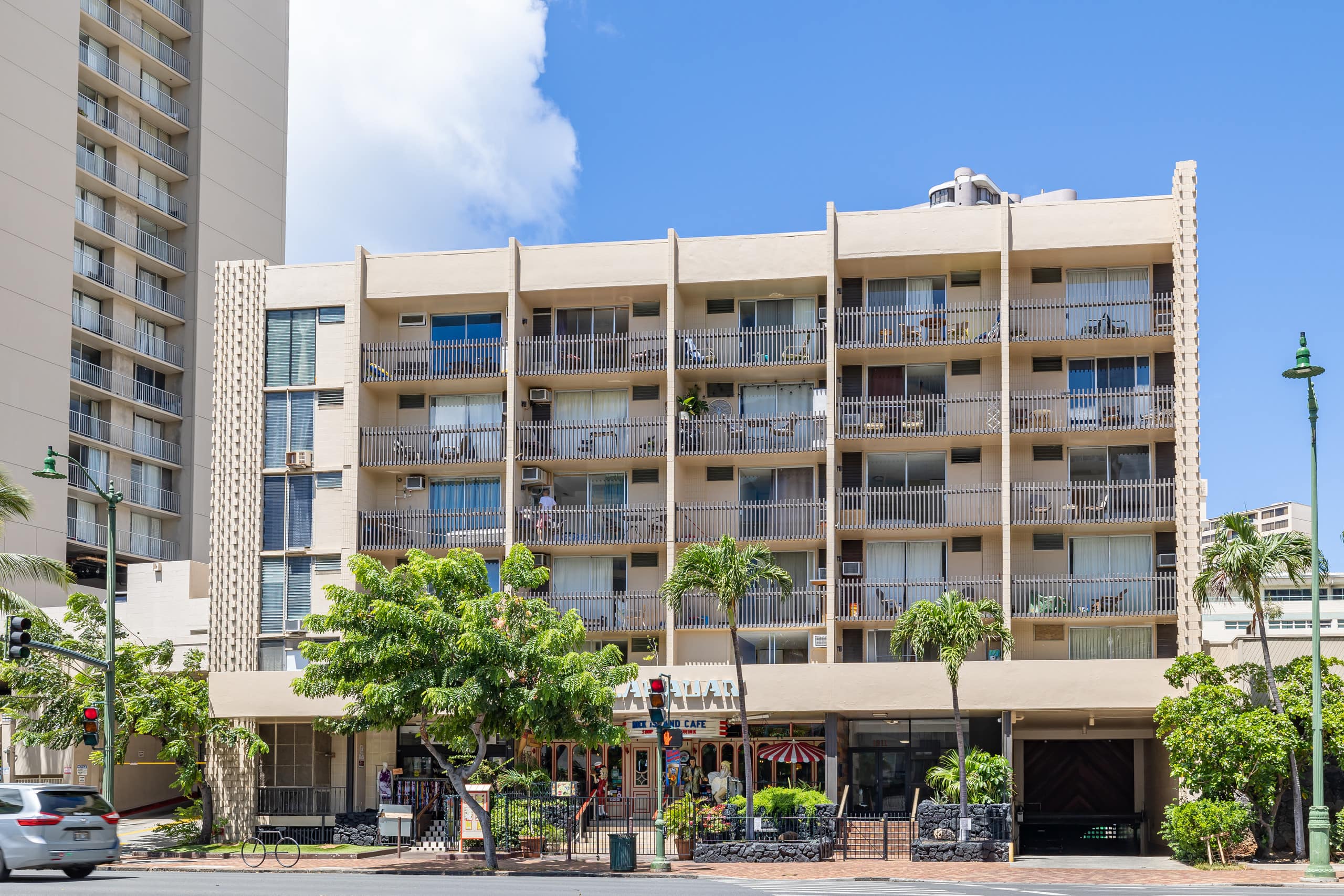Newly Renovated 2bd/1ba with Balcony in Waikiki ! - Image 23