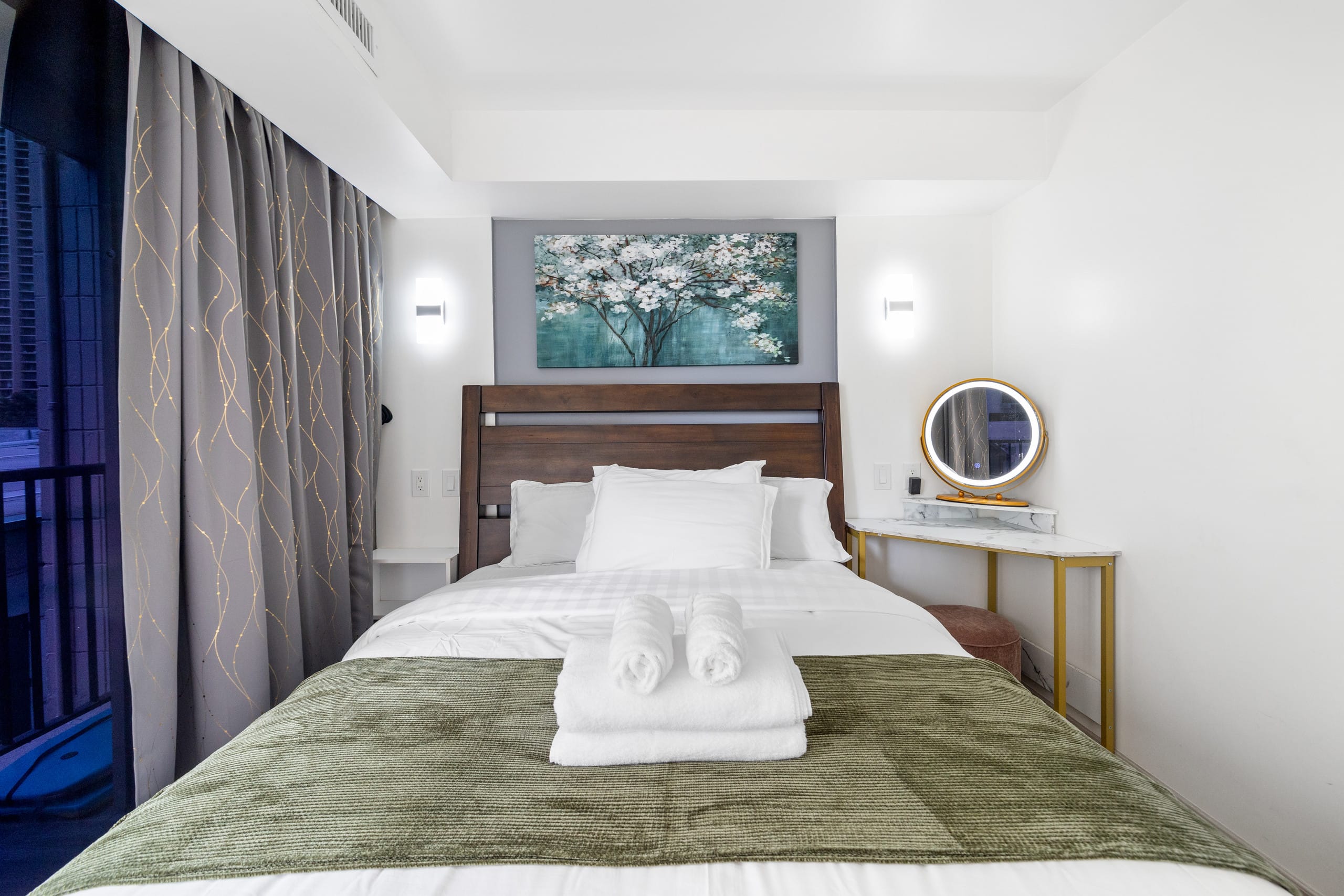 Newly Renovated 2bd/1ba with Balcony in Waikiki ! - Image 11