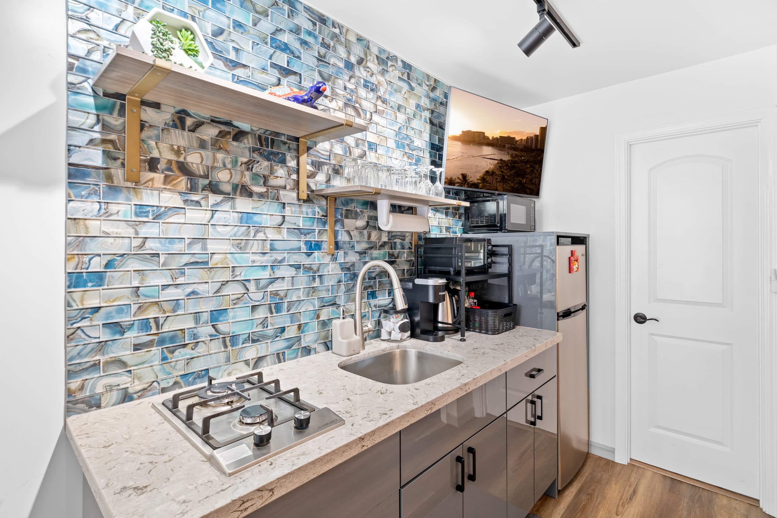 Newly Renovated 2bd/1ba with Balcony in Waikiki ! - Image 2
