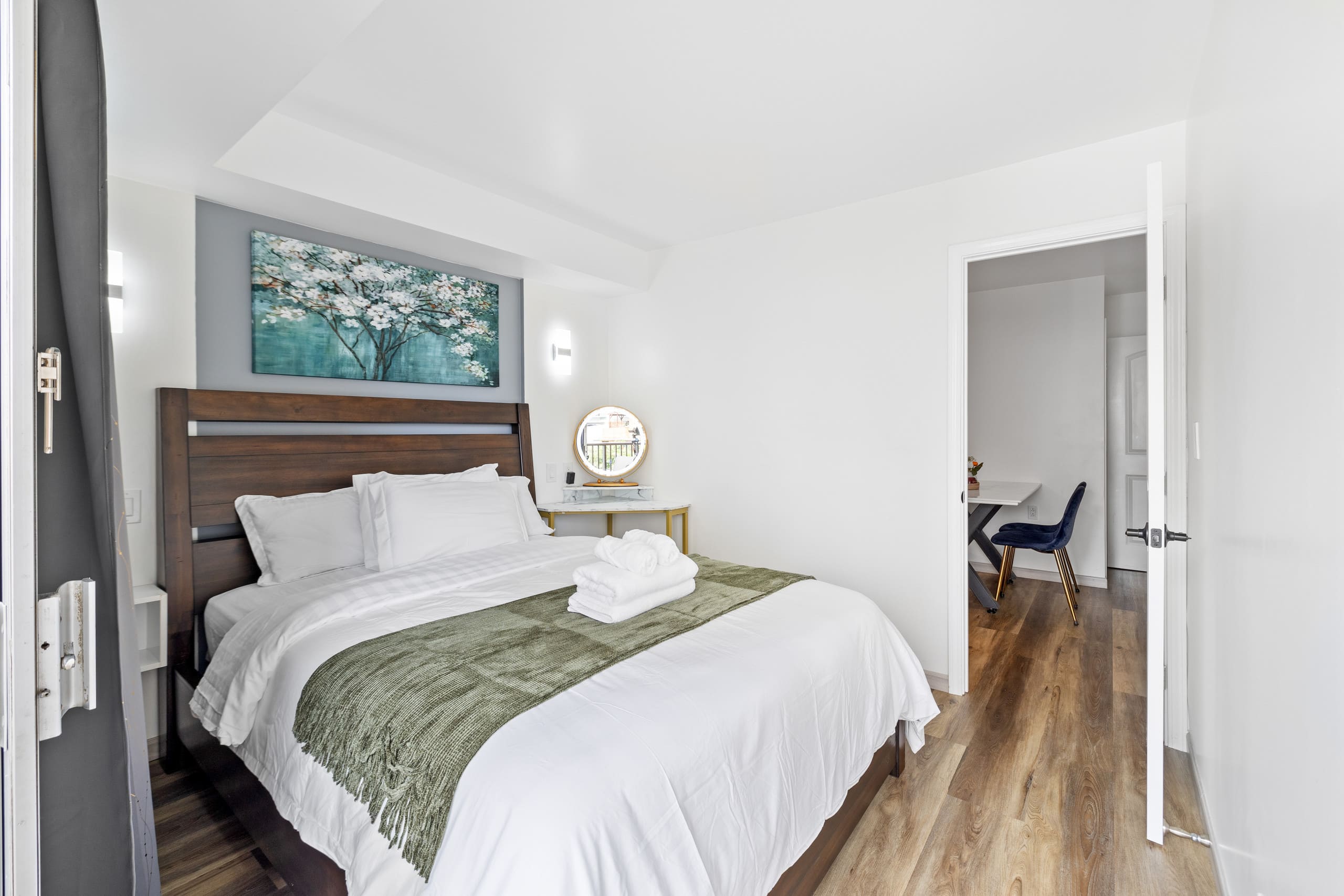 Newly Renovated 2bd/1ba with Balcony in Waikiki ! - Image 12