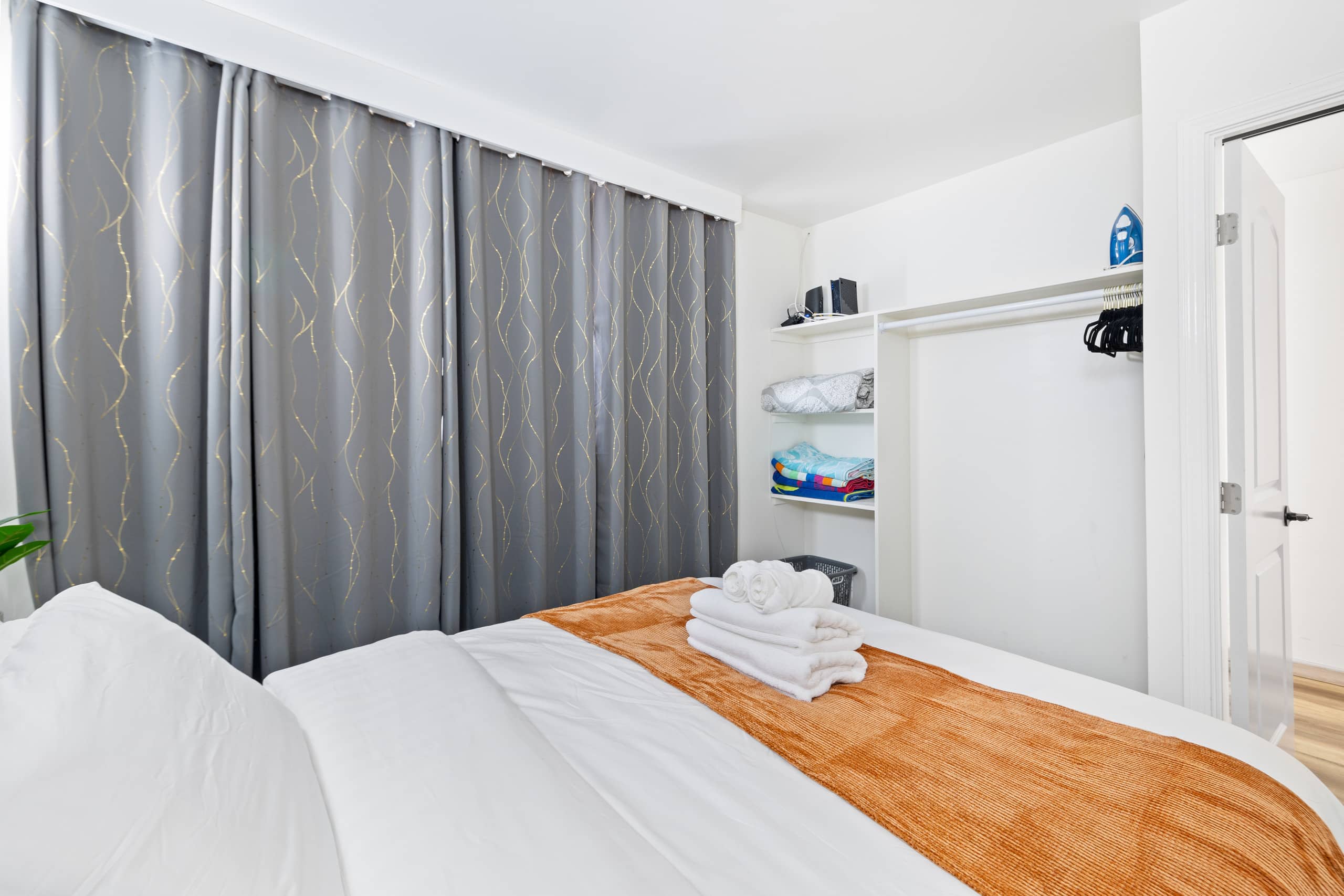 Newly Renovated 2bd/1ba with Balcony in Waikiki ! - Image 16