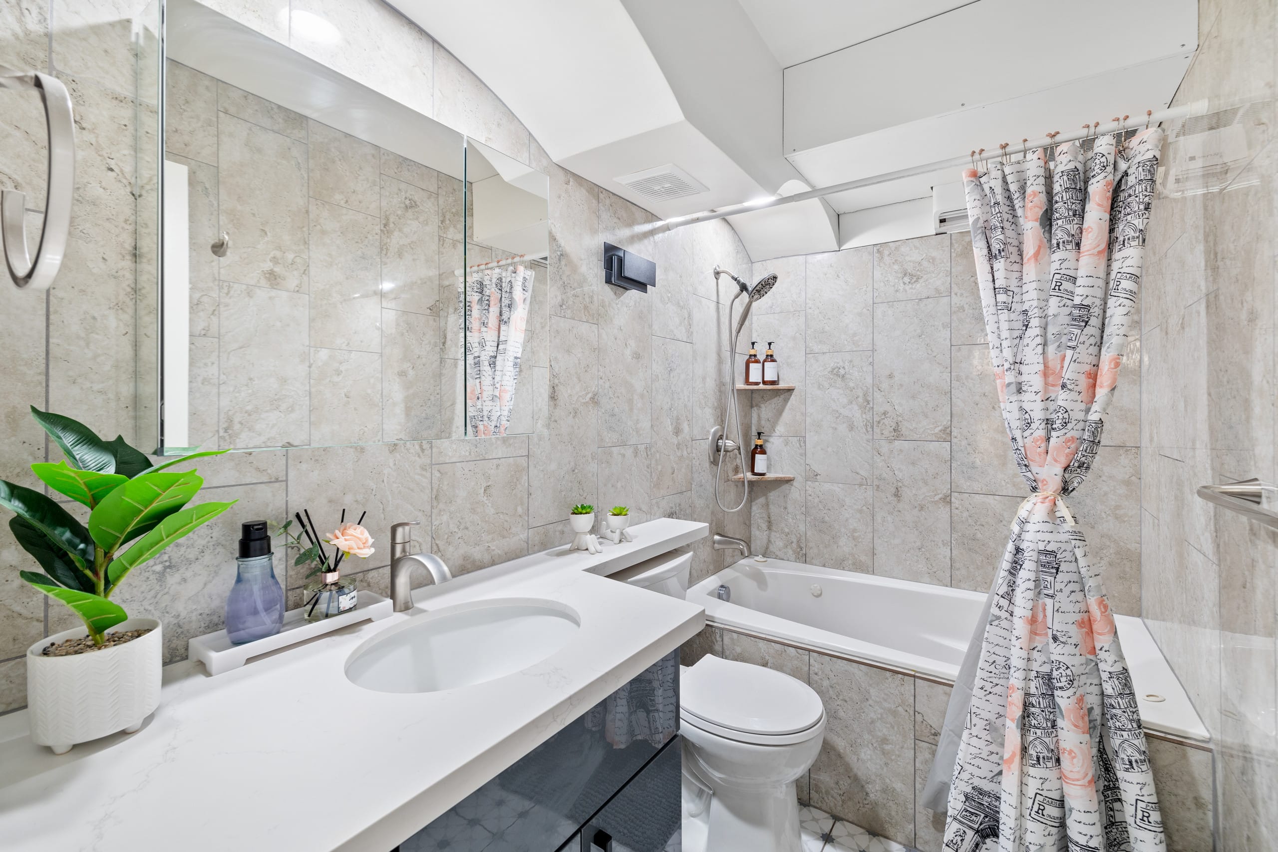 Newly Renovated 2bd/1ba with Balcony in Waikiki ! - Image 17