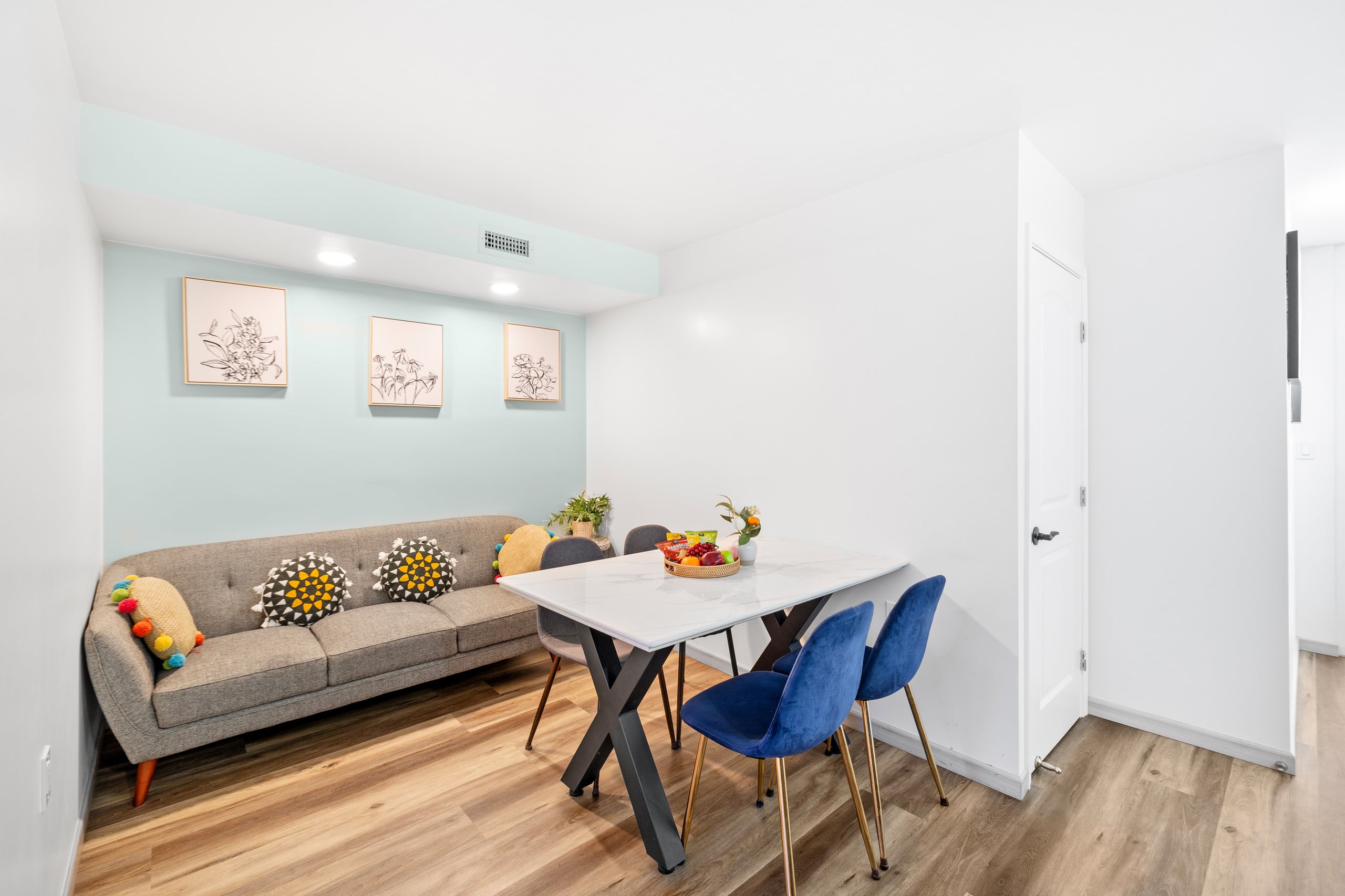 Newly Renovated 2bd/1ba with Balcony in Waikiki ! - Image 8