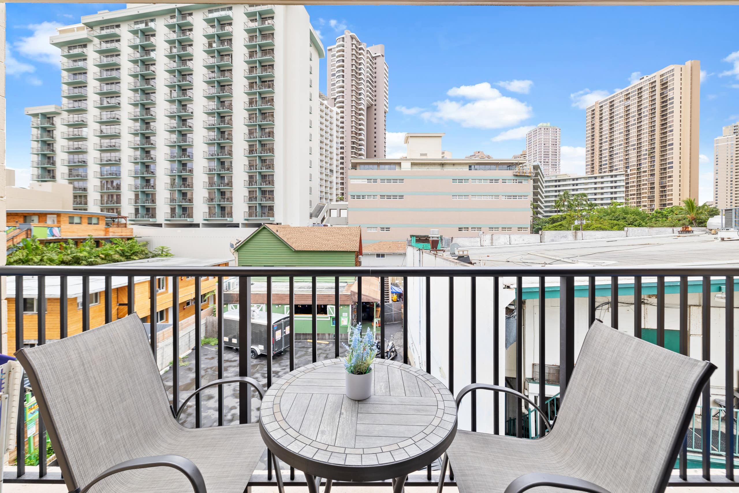 Newly Renovated 2bd/1ba with Balcony in Waikiki ! - Image 20