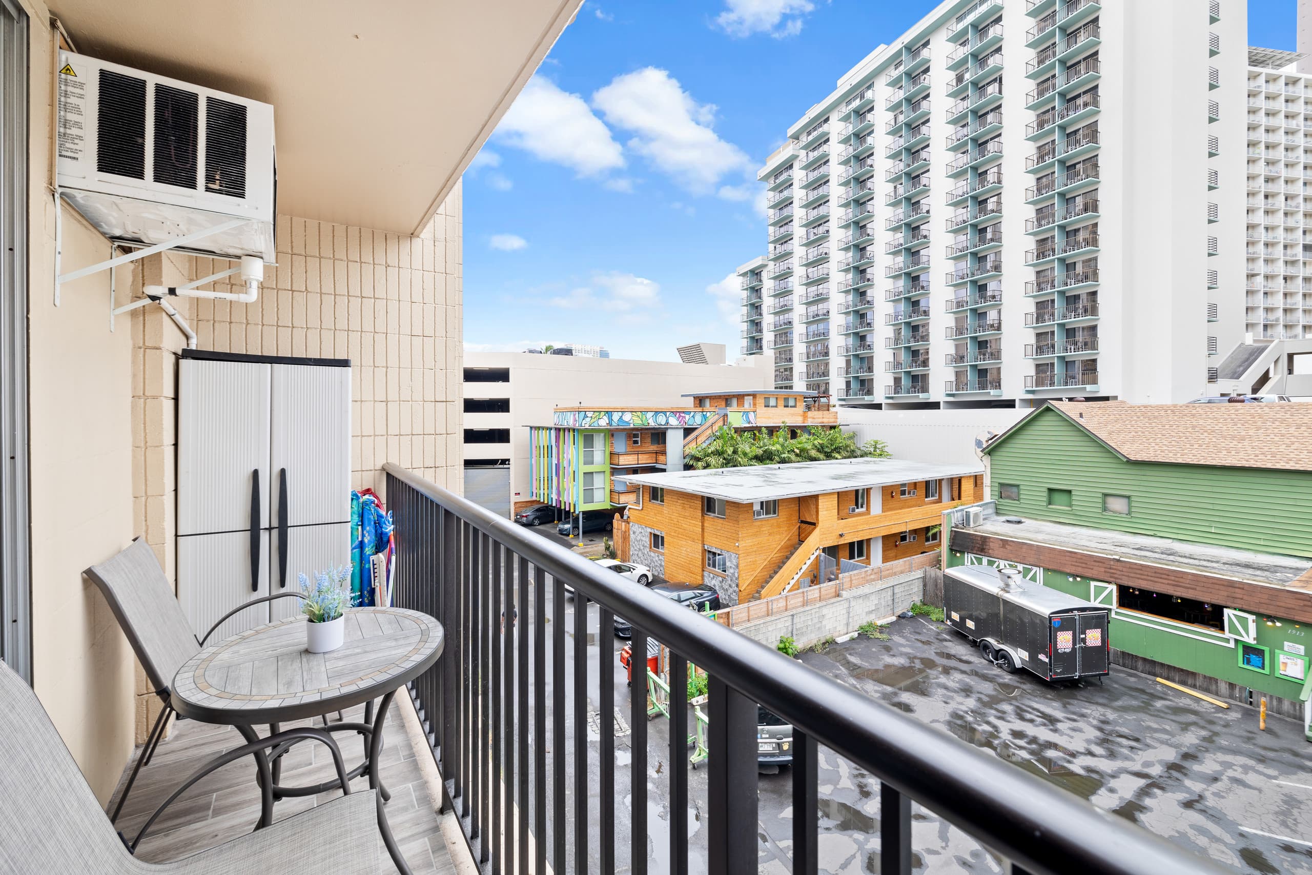Newly Renovated 2bd/1ba with Balcony in Waikiki ! - Image 19