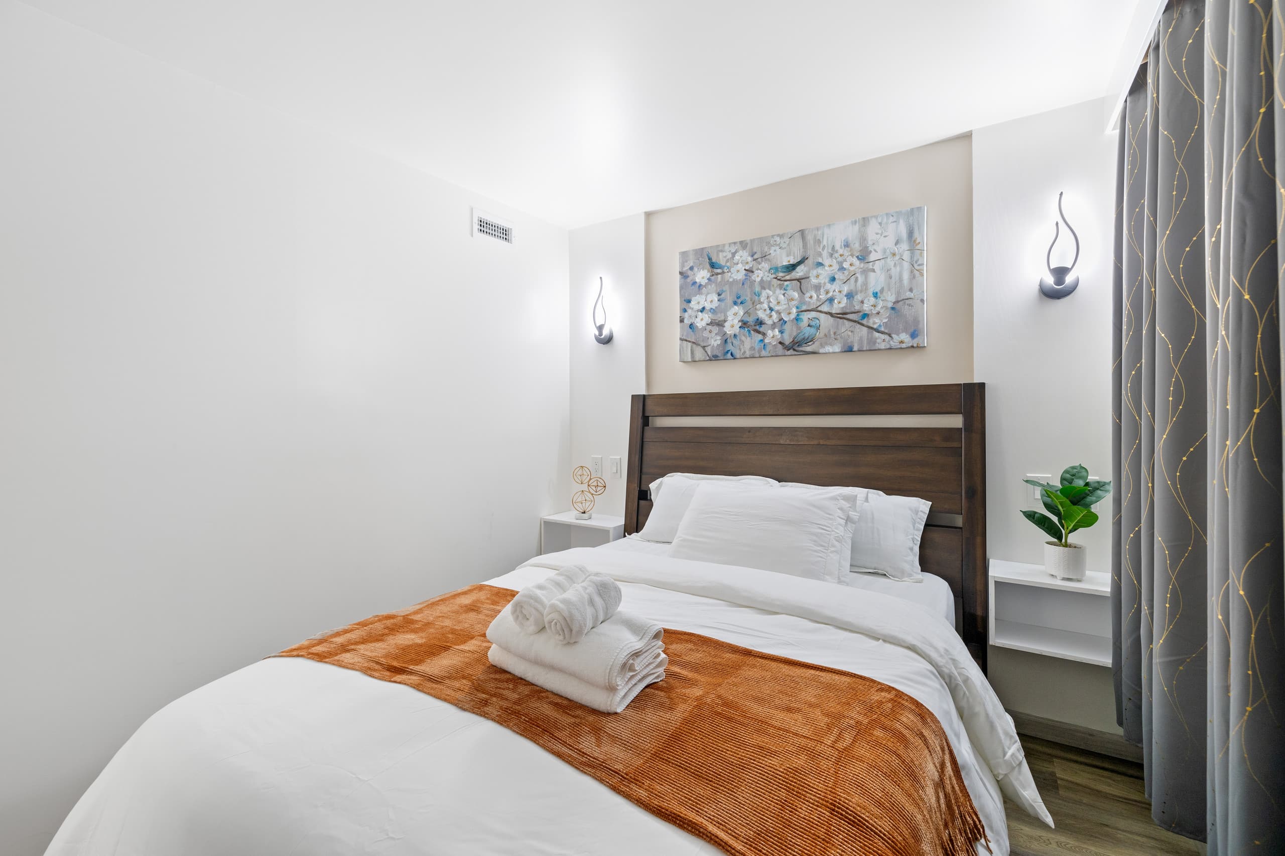 Newly Renovated 2bd/1ba with Balcony in Waikiki ! - Image 15