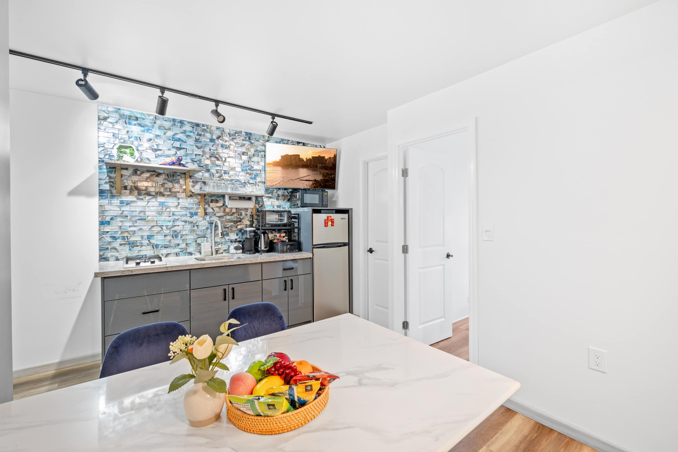 Newly Renovated 2bd/1ba with Balcony in Waikiki ! - Image 7