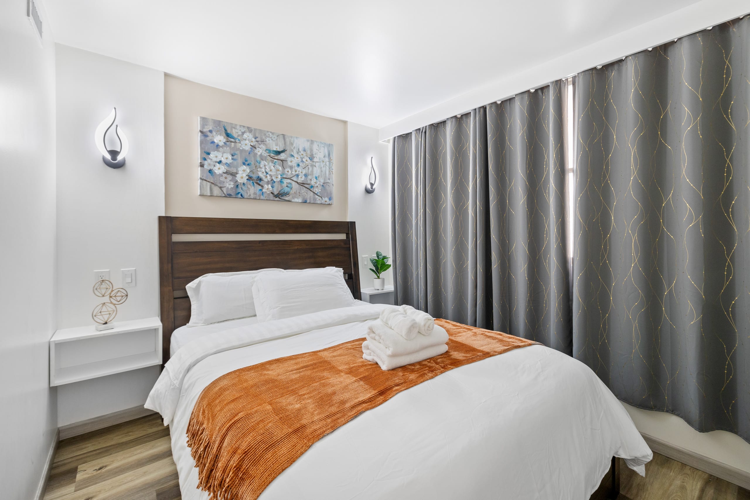 Newly Renovated 2bd/1ba with Balcony in Waikiki ! - Image 14