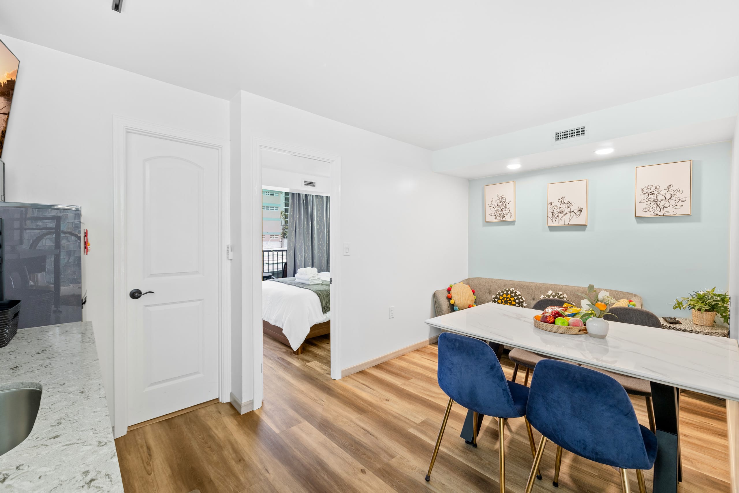 Newly Renovated 2bd/1ba with Balcony in Waikiki ! - Image 6