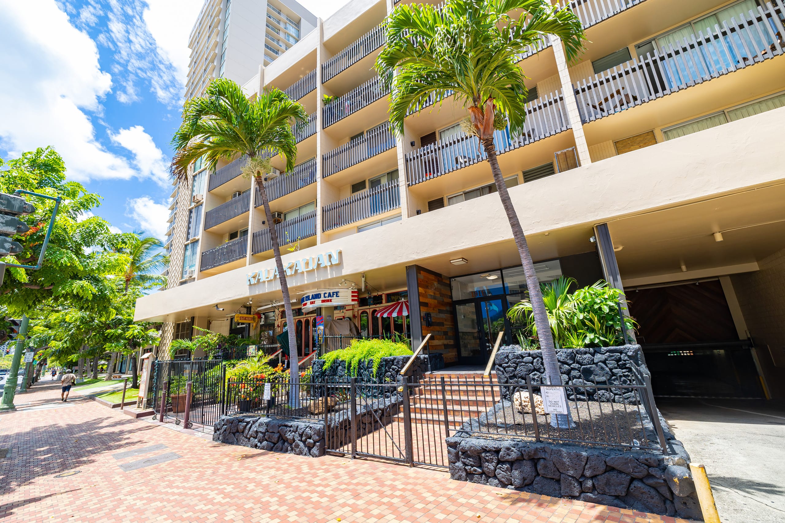 Newly Renovated 2bd/1ba with Balcony in Waikiki ! - Image 22
