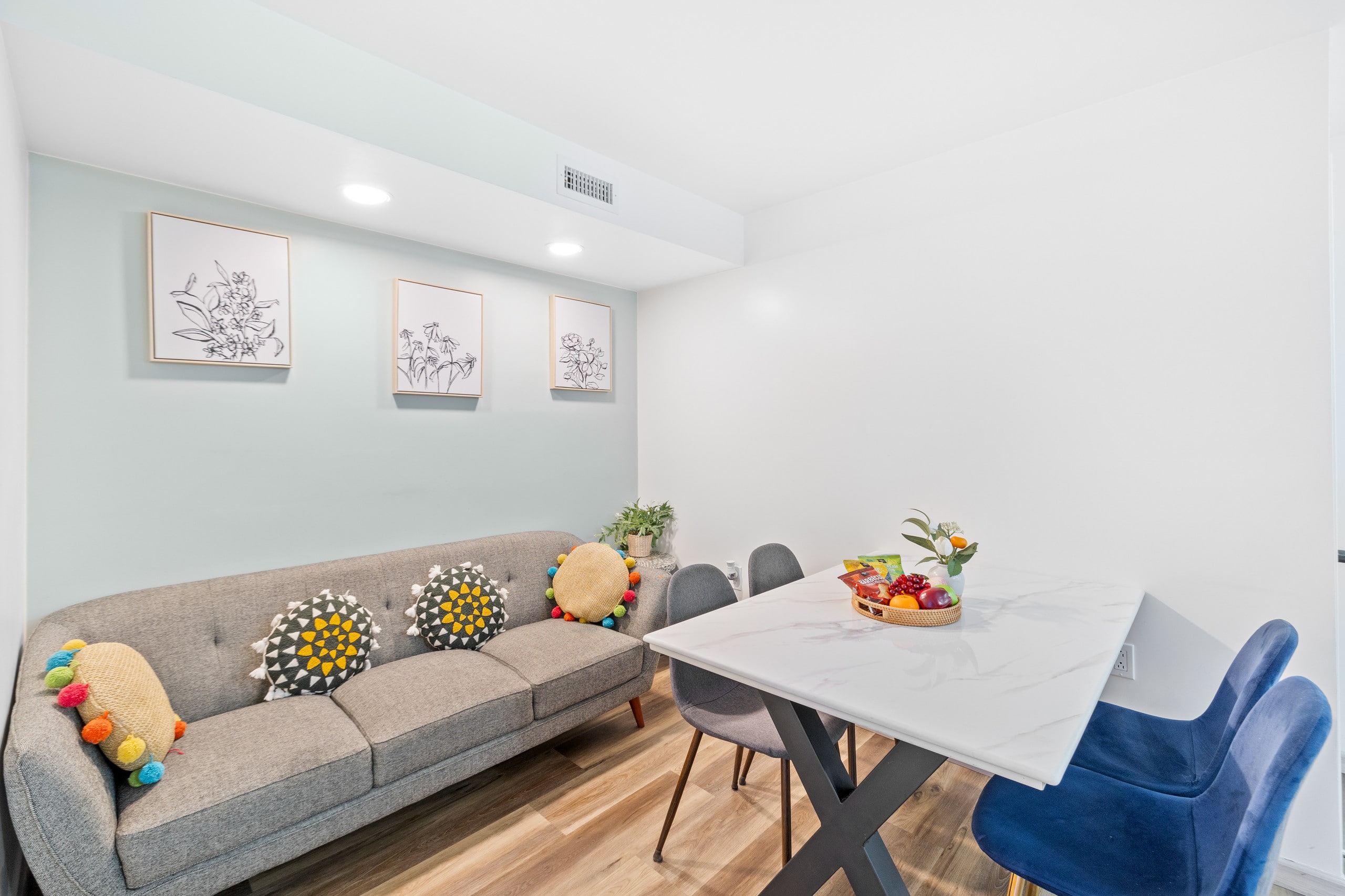 Newly Renovated 2bd/1ba with Balcony in Waikiki ! - Image 1