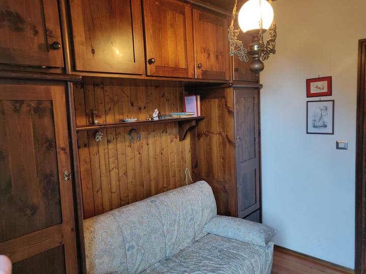 Druhá spálňa s manželskou posteľou a rozkladacou pohovkou