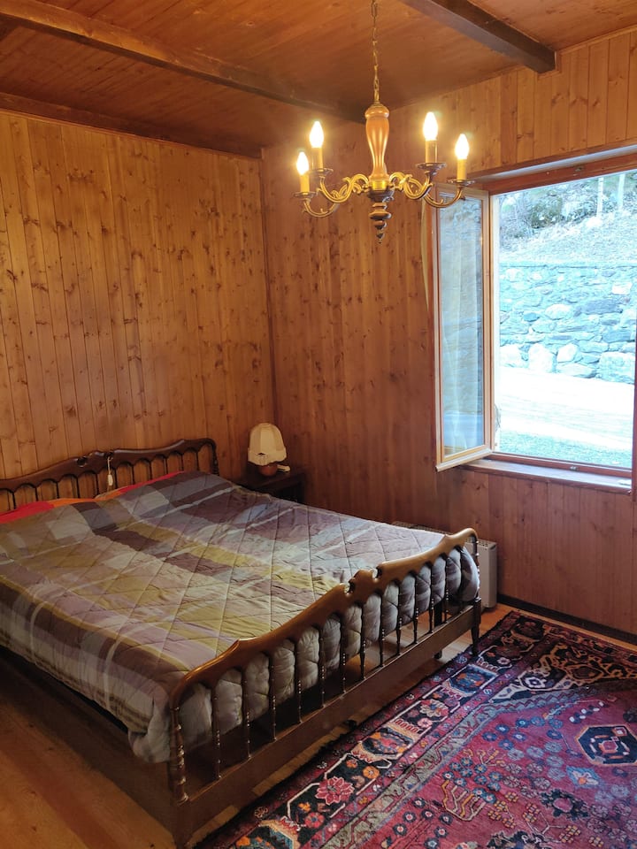 Hlavná spálňa s manželskou posteľou - výhľad na posteľ