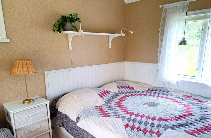 Alcôve de couchage avec lit double et télévision à une distance pratique