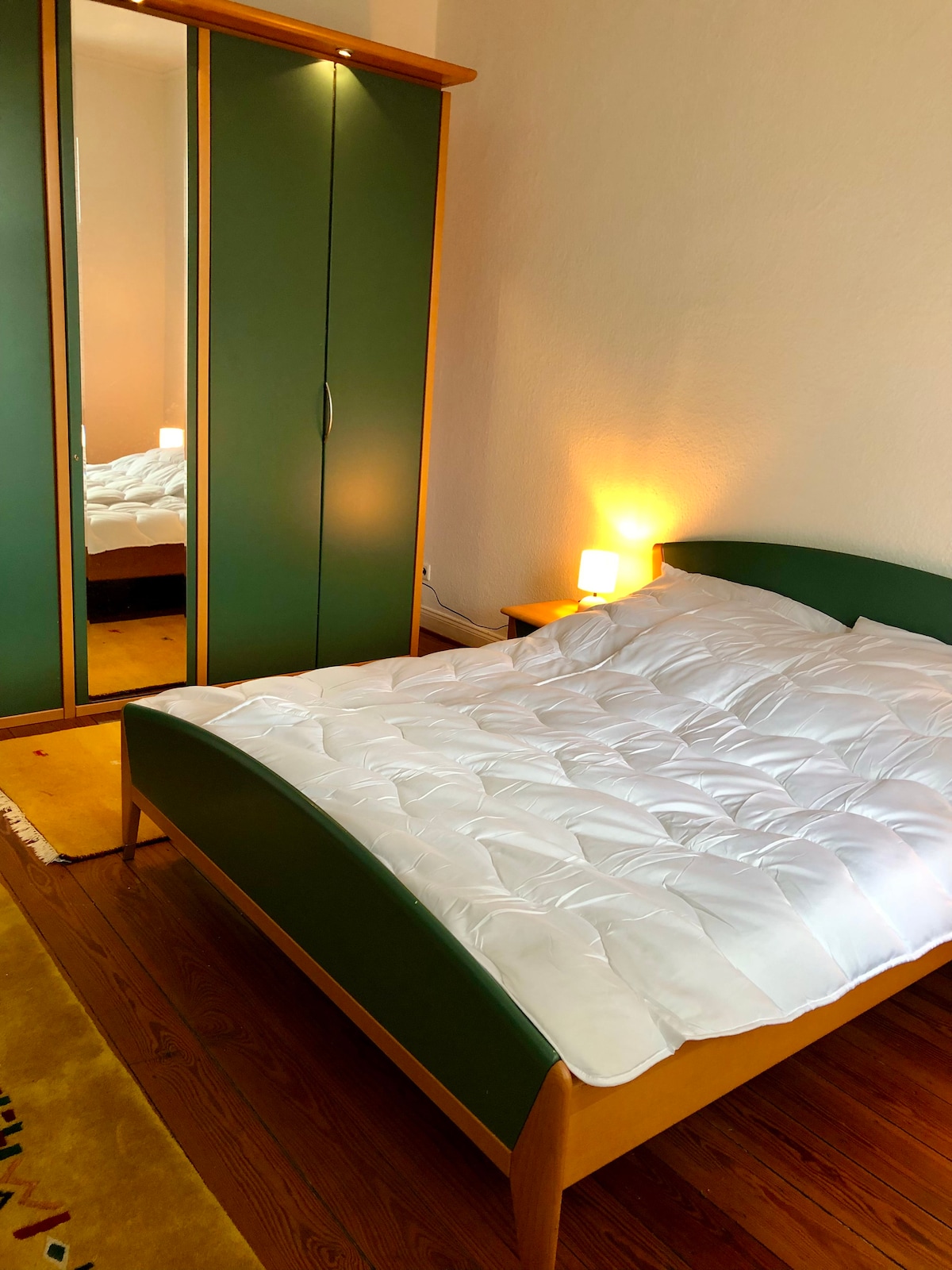 ห้องนอนนี้เข้าถึงได้จากห้องนั่งเล่นมีตู้เสื้อผ้าขนาดใหญ่และลิ้นชักซึ่งคุณสามารถหาพื้นที่กว้างขวางสำหรับทุกอย่างโดยเฉพาะอย่างยิ่งสำหรับการเข้าพักระยะยาว อย่างไรก็ตามส่วนตู้ที่มีกระจกล็อคอยู่และฉันจะต้องการ 