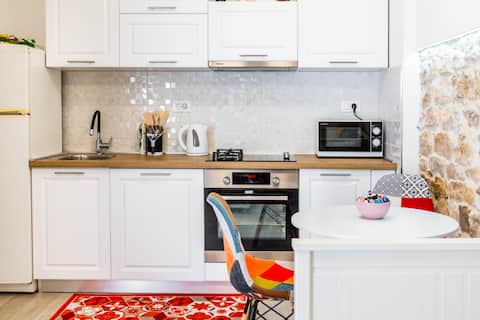 Popular Airbnb listing: Studio apartment Mirela - Kaštel Štafilić in Grad Kaštela