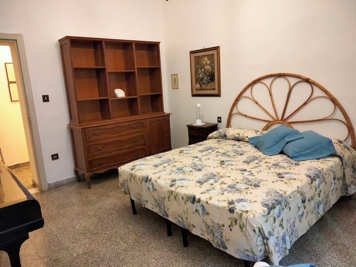 第三间双人卧室或如果您愿意，配备两张单人床。