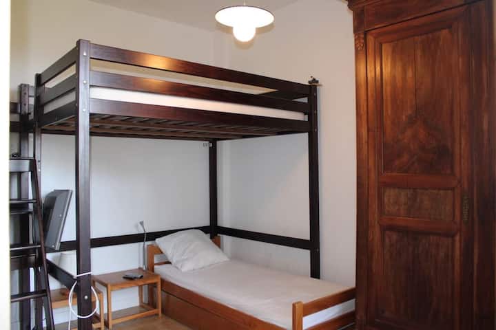 un dormitorio en planta baja con cama de 90cm y 140cm en el mezzanine – orientado al este