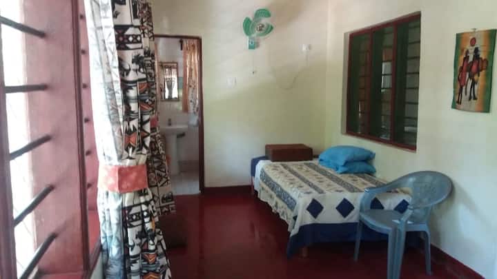 Chui Cottage : salon et salle de bain 