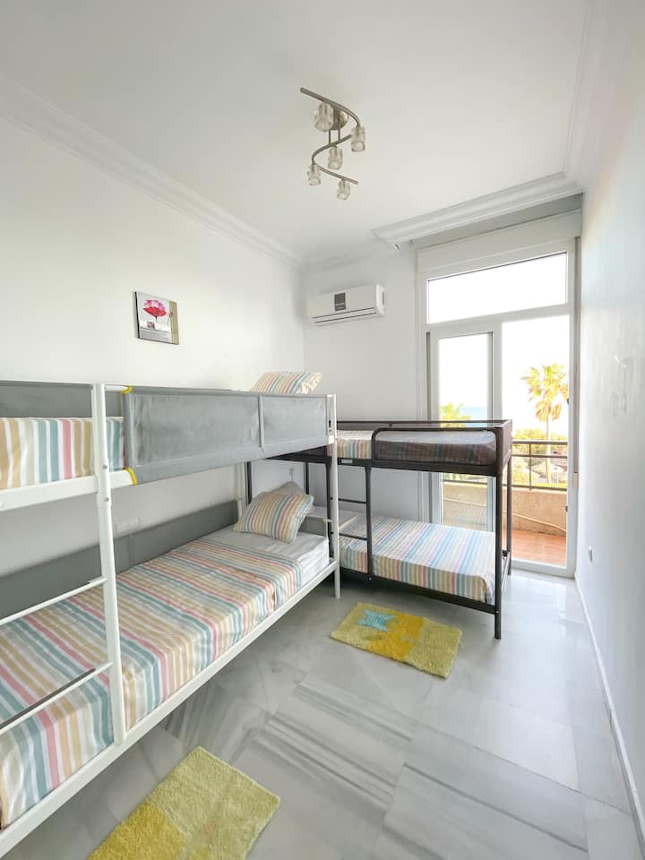Tretia spálňa má 2 poschodové postele (šírka 90 m ²). K dispozícii je skriňa a balkón s výhľadom na more. Pred touto izbou je kúpeľňa s vaňou a bidetom. Táto kúpeľňa je určená na bežné použitie s tými, ktorí žijú v 2. spálni.
