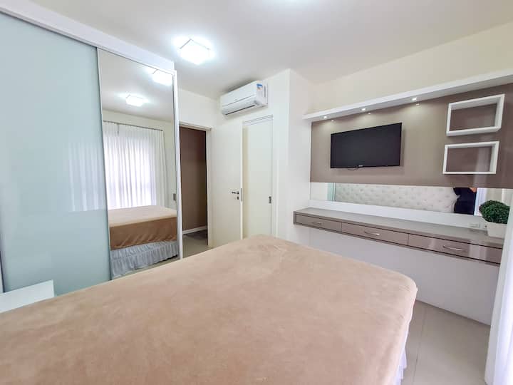 جناح بسرير مزدوج. تلفزيون ، مكيف هواء ، خزانات ، كبير ، مضاء جيدًا ، ومهواة بشكل جيد.