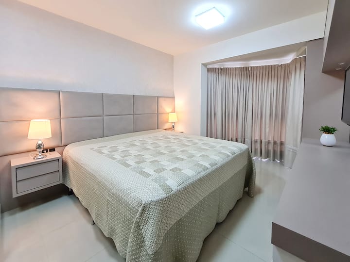 جناح سرير كبير. تلفزيون ، مكيف هواء ، خزانات ، منطقة زينة ، كبيرة ، مضاءة جيدًا ، وتتمتع بتهوية جيدة.