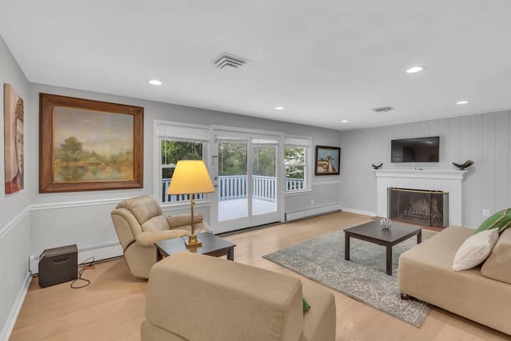 Urban Comfort: Stylish Fairfax Stay Near Inova - Fairfax, VA