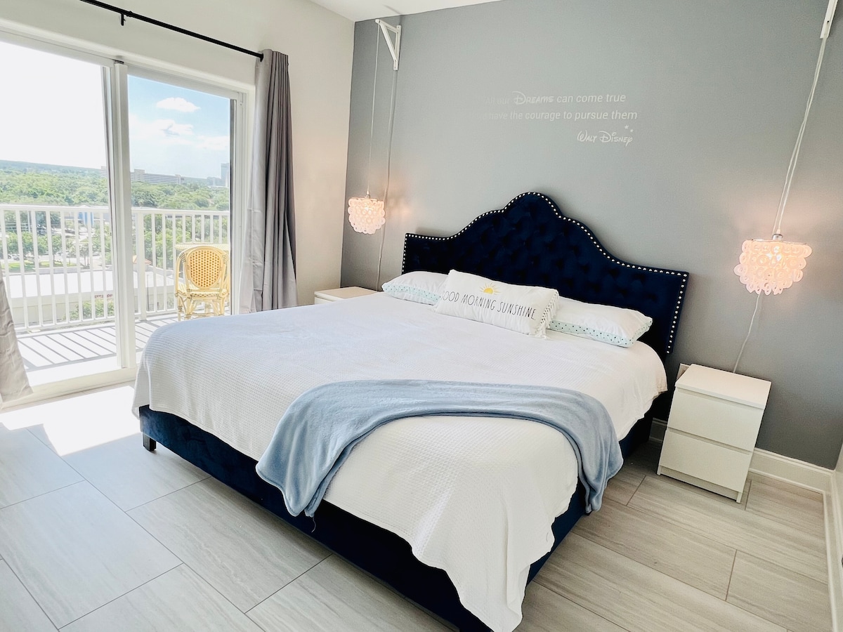 Roshani ya msingi ya roshani na mandhari ya mpira wa rangi ya Epcot ya Disney na fataki za usiku. 