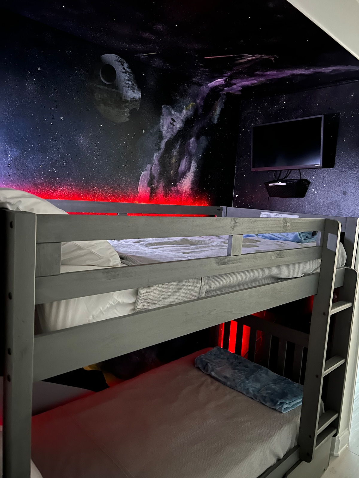 Empire Setting. Kuna kitanda kidogo kwa ajili ya sehemu ya 3 ya kulala katika eneo hilo. 
**Tafadhali kumbuka: Vitanda vya ghorofa viko katika kijumba kidogo kwenye ukumbi. Hiki si chumba tofauti cha kulala. Kuna trundle chini ya ghorofa ya chini. 