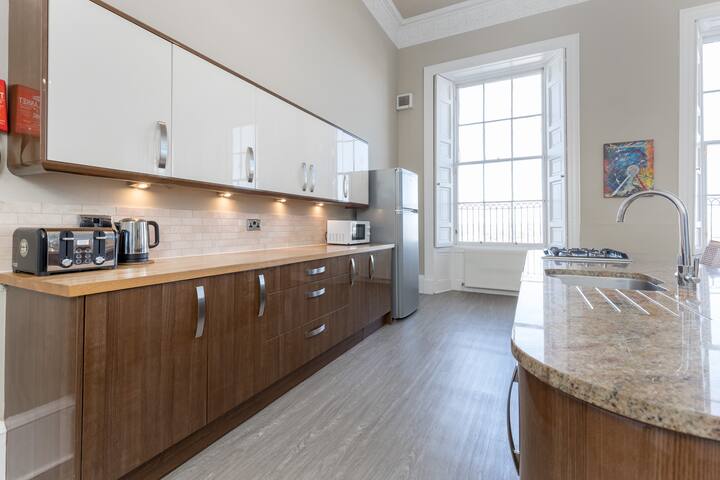 York Place City Centre 3 bedroom Apartment gallery image 2