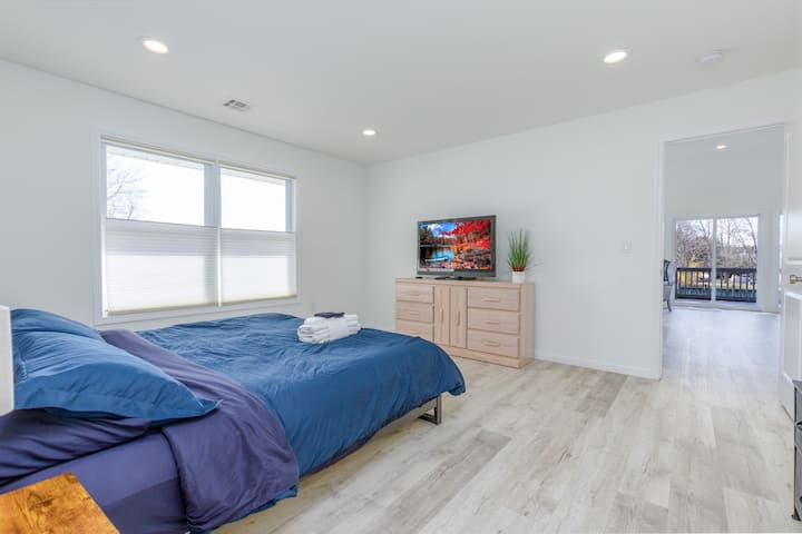 Amplio dormitorio principal con una lujosa cama tamaño king️, TV inteligente y grandes ventanas que dejan entrar la luz natural☀️. Disfruta de comodidad y privacidad con fácil acceso al baño privado y a las serenas vistas a la laguna a pocos pasos. ✨