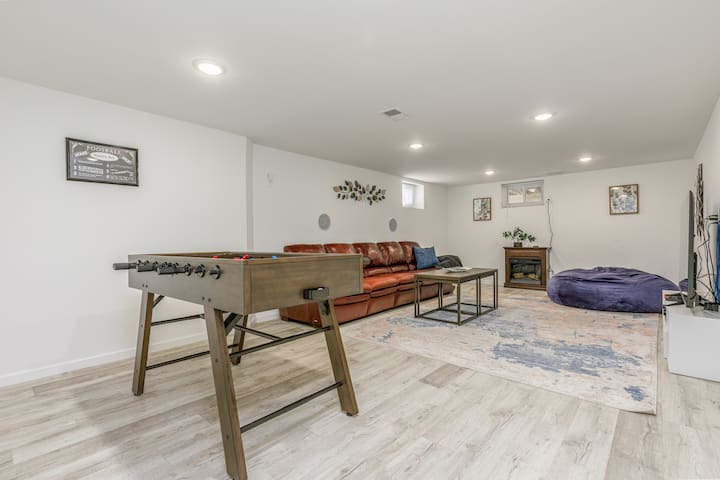 ¡La mejor sala de entretenimiento!  Disfruta de una mesa de futbolín⚽, cómodos asientos de cuero, un gran televisor de pantalla plana, sonido envolvente, chimenea eléctrica y una bolsa de frijoles gigante. ¡Perfecto para noches de cine, karaoke o diversión en días lluviosos para todo el grupo! ✨