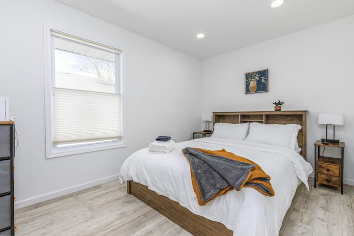 Dormitorio encantador con una cómoda cama tamaño queen️, detalles cálidos y decoración moderna. La luz natural llena el espacio☀️, creando un ambiente acogedor y acogedor. ¡Perfecto para noches de descanso después de un día de diversión y exploración! ✨