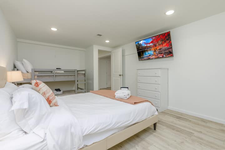 Amplio dormitorio en el sótano con una acogedora cama tamaño queen️, litera para huéspedes adicionales y un Smart TV . Limpio y moderno con amplio espacio de almacenamiento, es un refugio perfecto para familias o grupos que buscan relajarse después de un día lleno de diversión. ✨