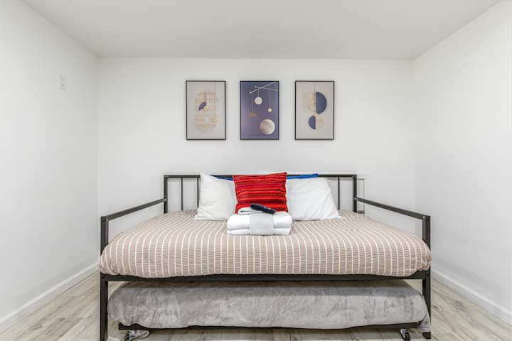 Esta acogedora sala de juegos en el sótano cuenta con un sofá cama versátil con dos colchones individuales️, perfecto para huéspedes adicionales. El diseño limpio y moderno y la decoración relajante lo convierten en un espacio acogedor para descansar o relajarse después de un divertido día explorando.