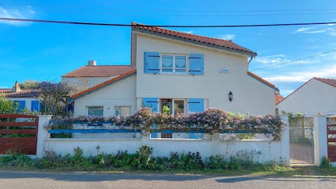 Bright house 200 meters from the beach