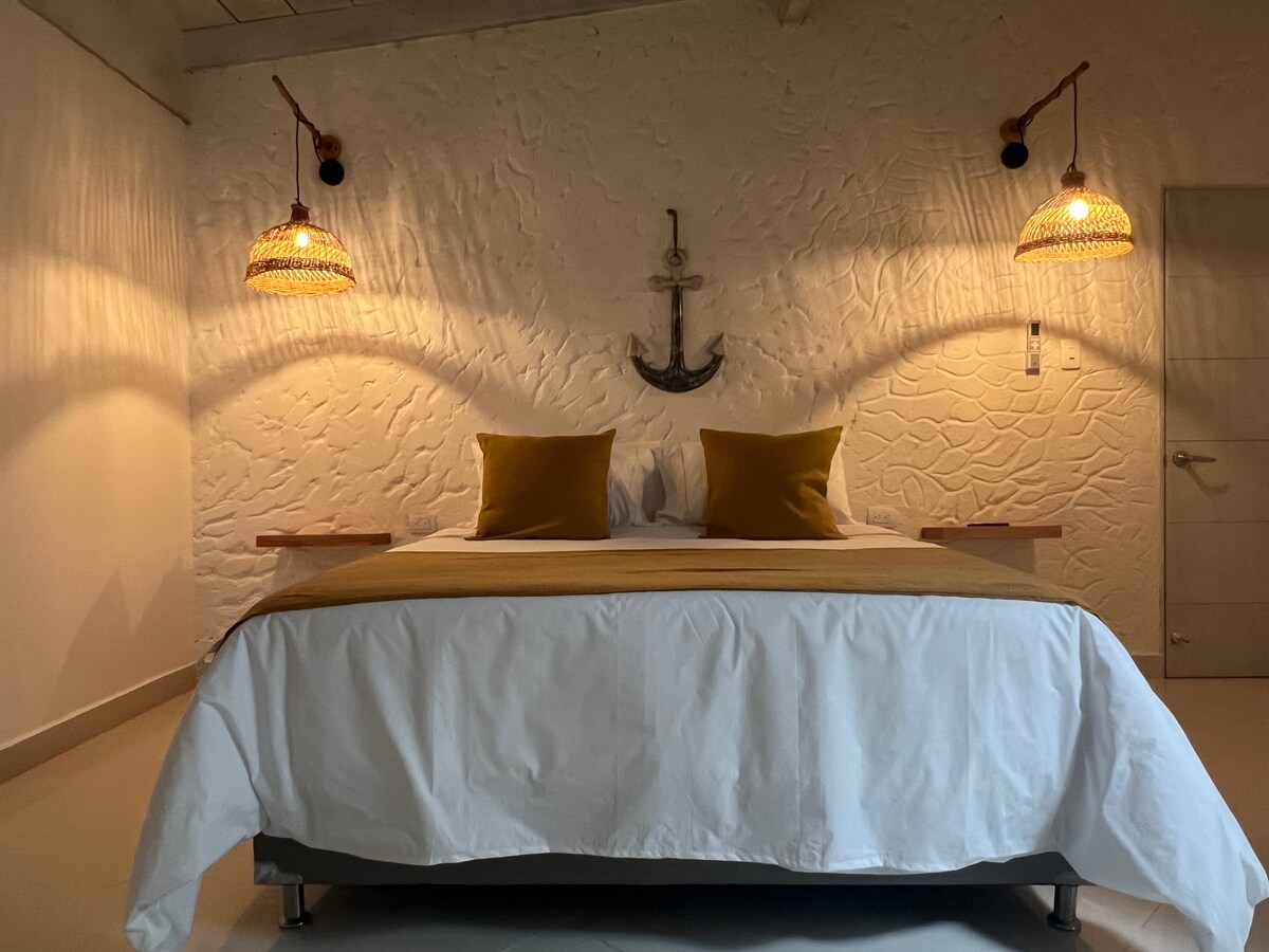 Стандардна вала соба за 2 лица, минималистички стил со удобни детали.

Кревет: брачен кревет (широк 150-179 см).
Пловни дрвени маси на секоја страна од креветот.
Ѕиден телевизор со рамен екран.