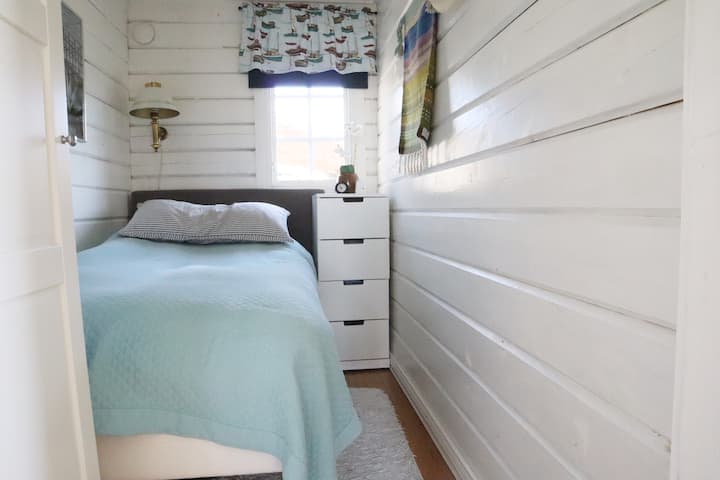 إحدى غرف النوم في كوخ أكبر