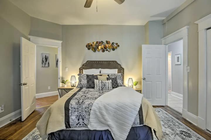 Cette chambre de luxe de taille Queen Size dispose d'un coin bureau qui peut être tiré vers le bas pour travailler dans l'intimité de votre chambre. Profitez de la télévision 55 pouces installée au-dessus de la cheminée. 