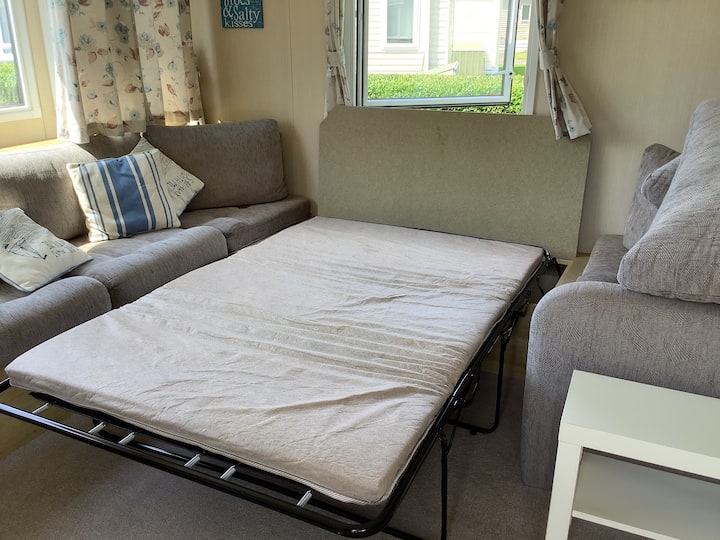 Two Bedroom Holiday Home With Decking And Patio - Barton on Sea