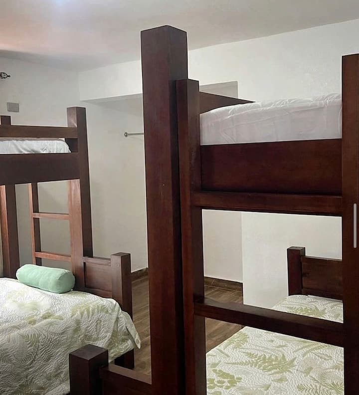 Vyumba 4 vya kulala vitanda 2 vya ukubwa kamili, 2 pacha