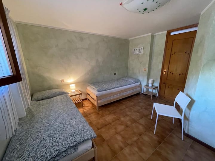втори апартамент, спалня с две единични легла