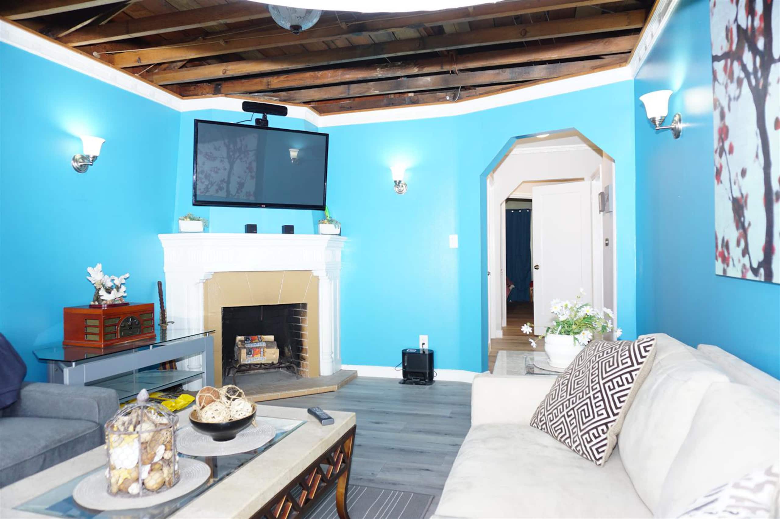 Home in San Francisco · ★4.71 · 3 bedrooms · 3 beds · 1 bath - Image 2
